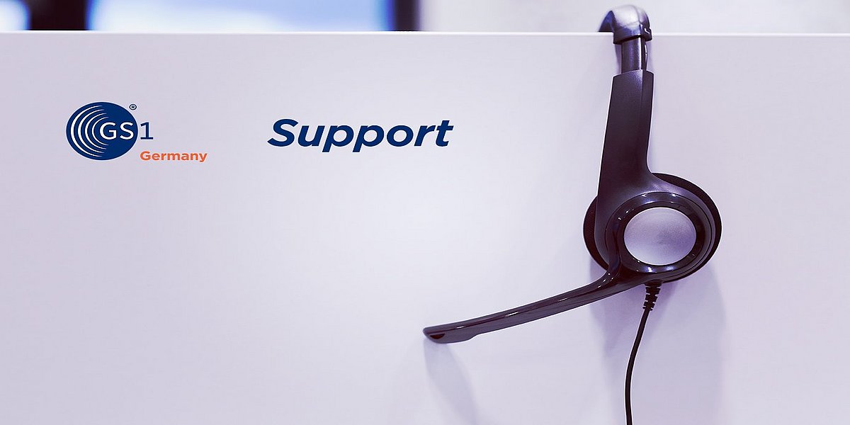 Headset an einem Bildschirm mit einem GS1 Germany Logo